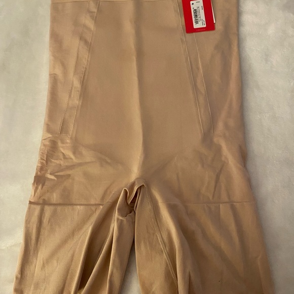 Spanx oncore mid-thigh sculpting short - Picture 1 of 4